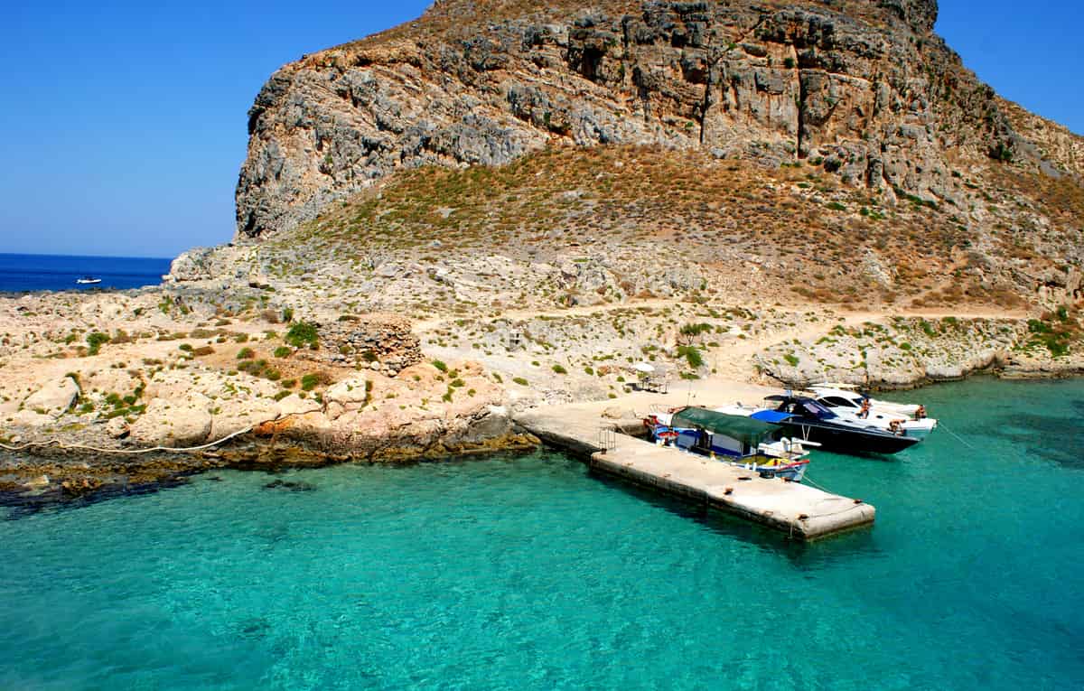 A Balos lagoon cruise stops at the pier of Imeri Gramvousa island