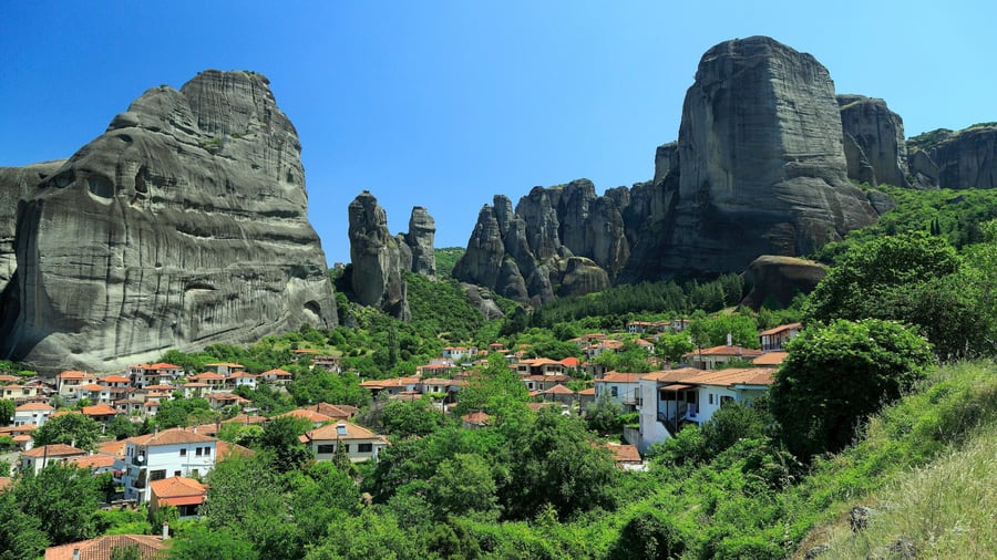 A Meteora hiking tour starts in Kastraki, below the great sandstone pillars of the rocks