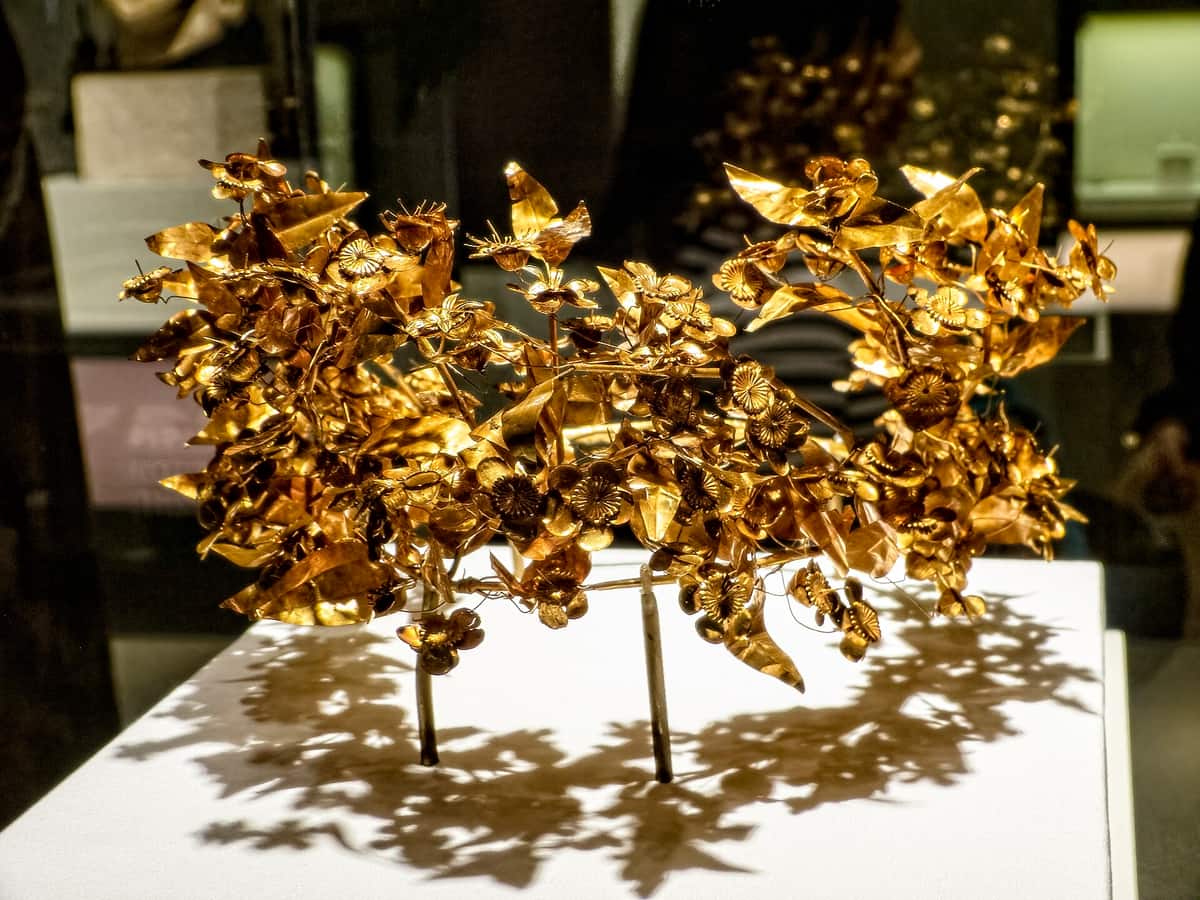 A Vergina day trip sees a gold wreath from the royal tombs of Aigai